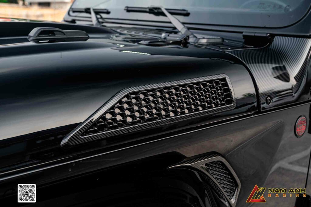 Lớp carbon mờ ở cản trước tạo chiều sâu cho mặt ca-lăng và cụm đèn.

