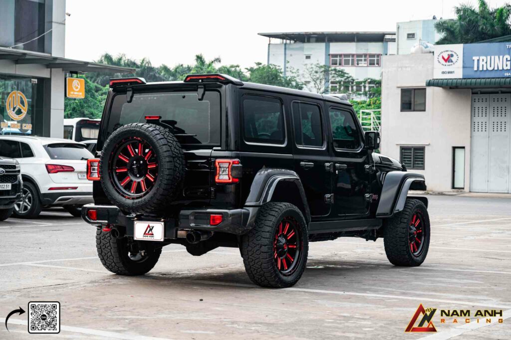 Cản sau đồng bộ carbon, kết hợp hài hòa với pô độ CGW phía dưới.