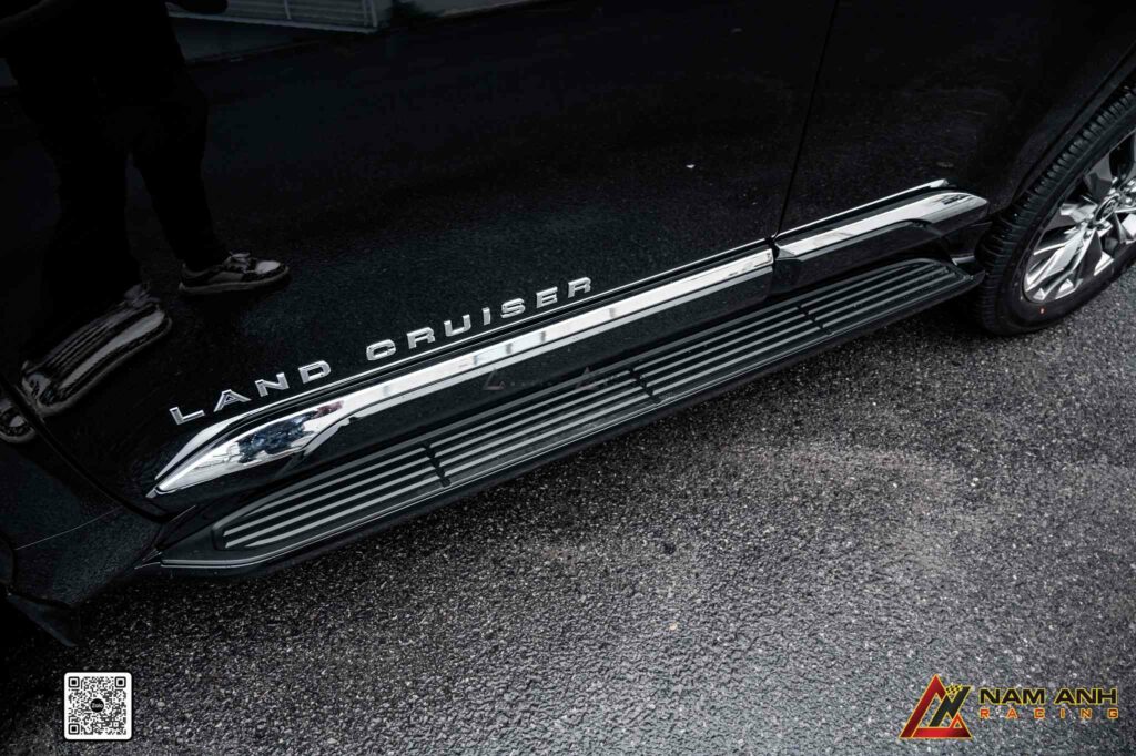 Bệ bước kết hợp ốp hông – tăng chiều sâu ngoại hình, hỗ trợ lên xuống tiện lợi