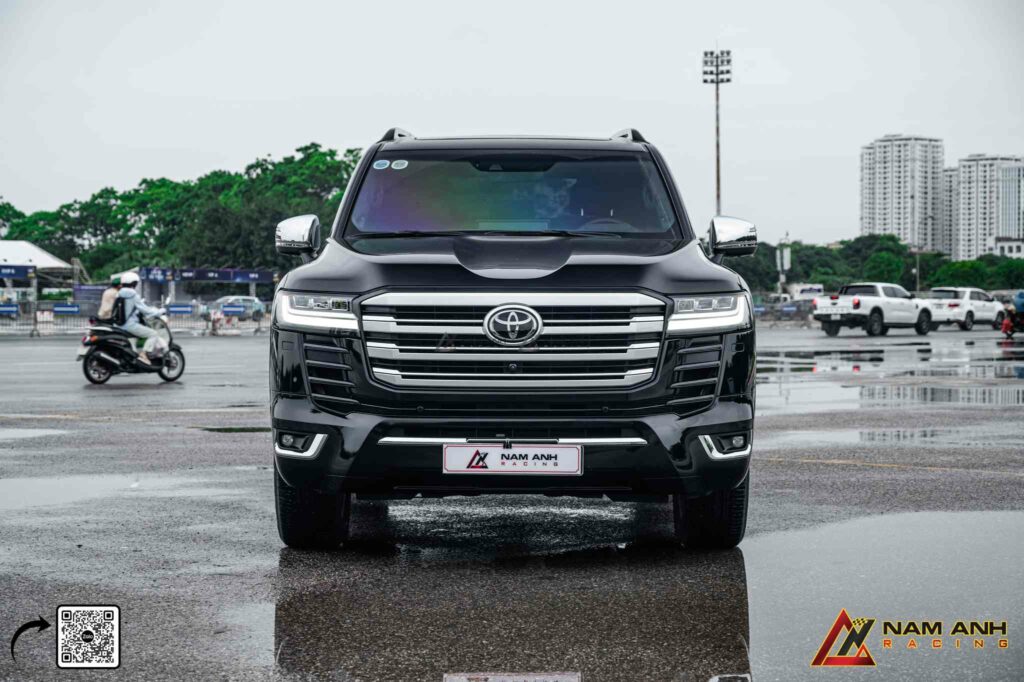 Cản trước mở rộng tạo hình mạnh mẽ, thu hút ngay ánh nhìn đầu tiên