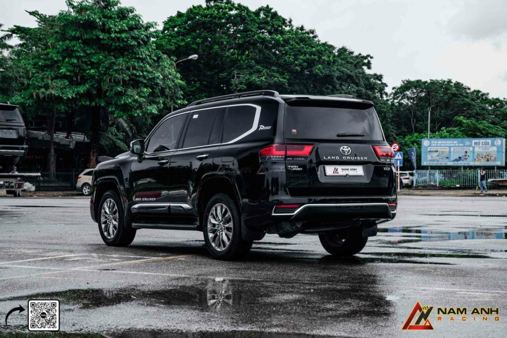 Cản sau tích hợp khuếch tán bảo vệ gầm xe tốt hơn khi off-road nhẹ, đồng thời tăng thẩm mỹ tổng thể