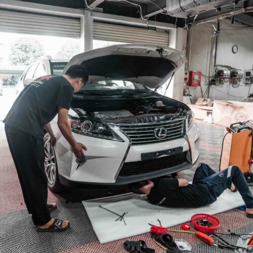 Toàn bộ cụm đầu xe được thi công tại Nam Anh Racing – từ đèn, ca-lăng đến ốp cản, liền lạc từng chi tiết.