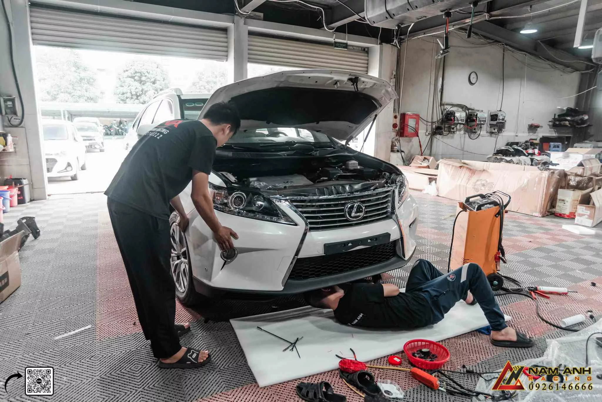 Toàn bộ cụm đầu xe được thi công tại Nam Anh Racing – từ đèn, ca-lăng đến ốp cản, liền lạc từng chi tiết.