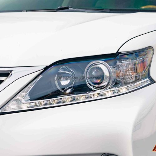 Cụm đèn pha projector kiểu mới kết hợp dải LED daylight sắc sảo – điểm nhấn đầu xe nổi bật.