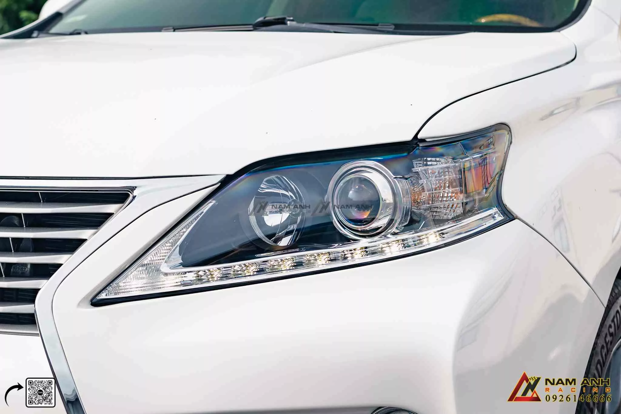 Cụm đèn pha projector kiểu mới kết hợp dải LED daylight sắc sảo – điểm nhấn đầu xe nổi bật.