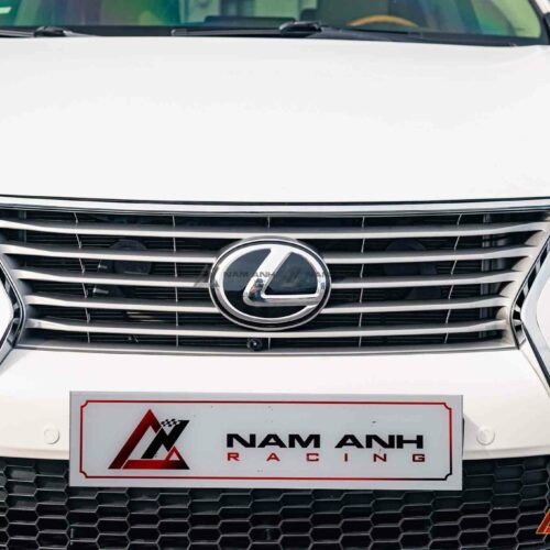 Toàn bộ ốp cản, mặt ca-lăng, đèn gầm đều thay thế theo form facelift – liền lạc tuyệt đối.