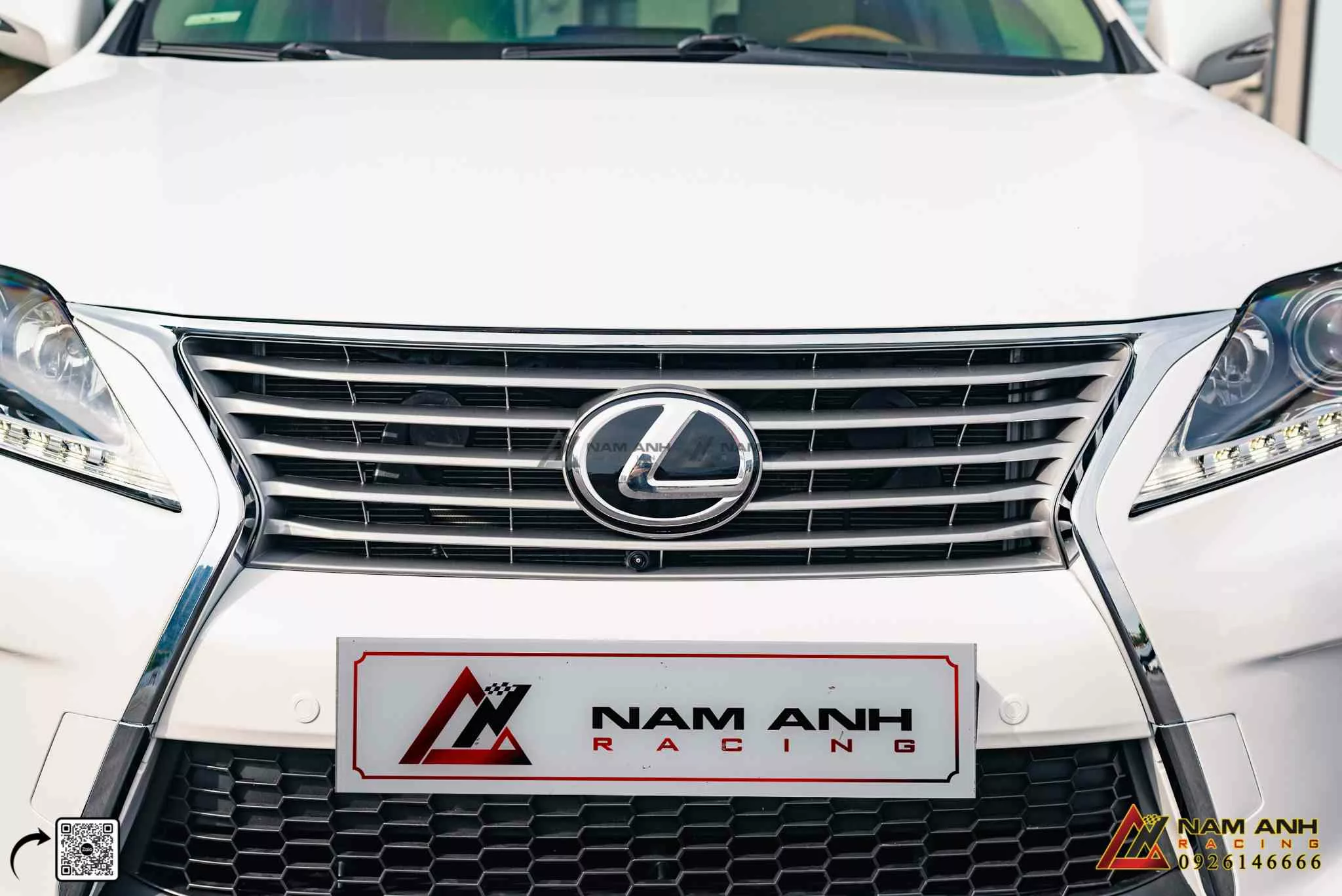 Toàn bộ ốp cản, mặt ca-lăng, đèn gầm đều thay thế theo form facelift – liền lạc tuyệt đối.