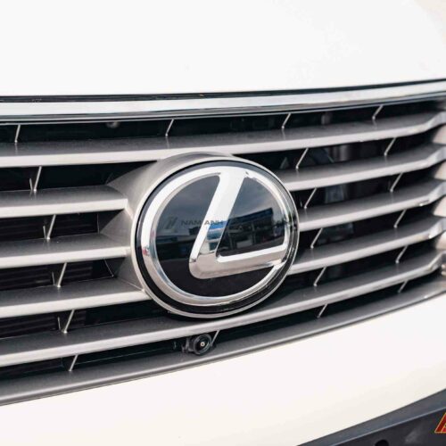 Lưới tản nhiệt hình con suốt đặc trưng Lexus – tạo diện mạo hiện đại và cao cấp hơn hẳn.