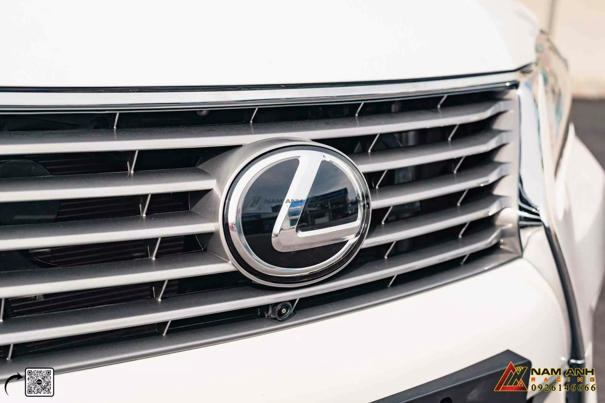 Lưới tản nhiệt hình con suốt đặc trưng Lexus – tạo diện mạo hiện đại và cao cấp hơn hẳn.