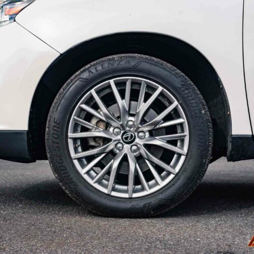 Mâm facelift phối màu bạc xám làm nổi bật thân xe RX sau khi nâng cấp đầu và đuôi.