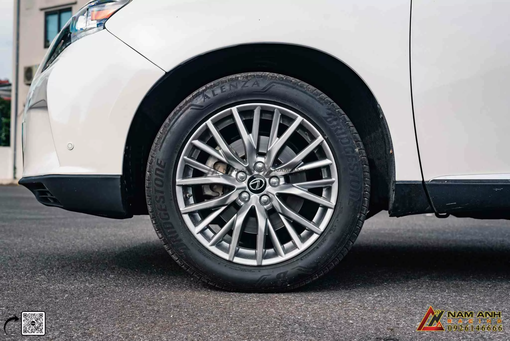 Mâm facelift phối màu bạc xám làm nổi bật thân xe RX sau khi nâng cấp đầu và đuôi.