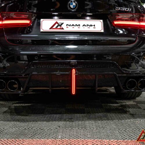 Góc nhìn từ sau – lip Vten tạo điểm kết cứng cáp, không còn cảm giác trống trải