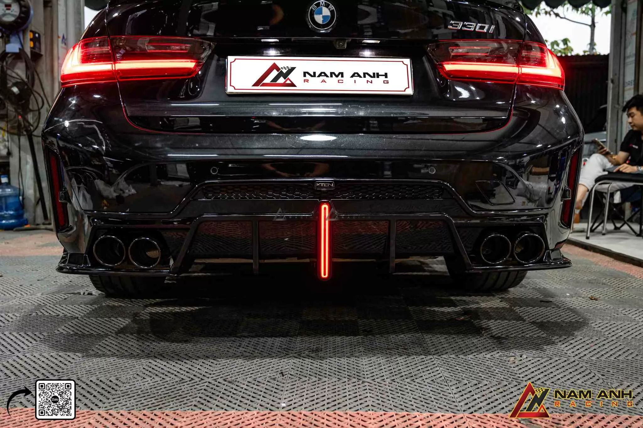 Góc nhìn từ sau – lip Vten tạo điểm kết cứng cáp, không còn cảm giác trống trải