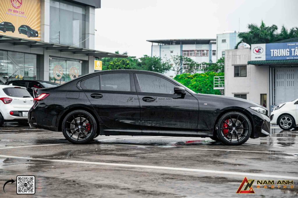 Vành 19 inch cho cảm giác lái đầm chắc, kiểm soát tốt mà không hy sinh độ êm ái.