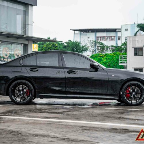 Vành 19 inch cho cảm giác lái đầm chắc, kiểm soát tốt mà không hy sinh độ êm ái.