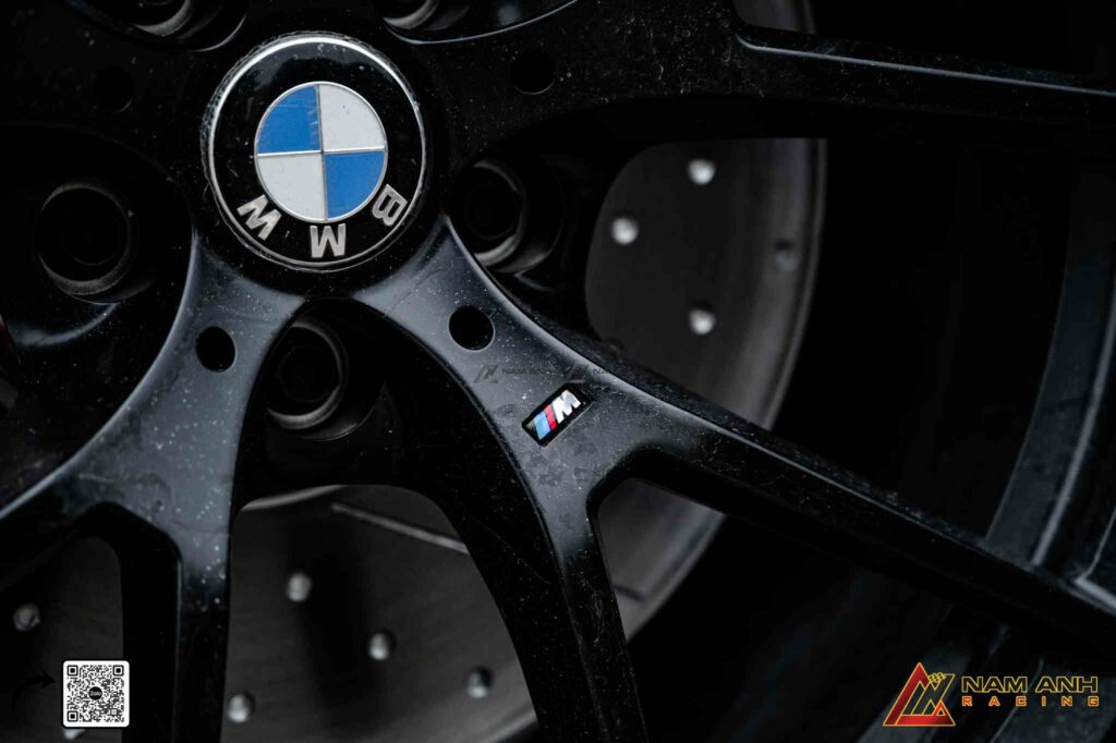 Thiết kế đa chấu kiểu chữ Y – đặc trưng của dòng M, sắc sảo trong từng đường cắt.