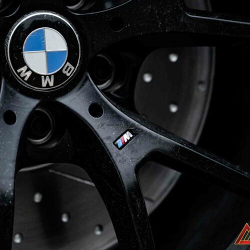 Thiết kế đa chấu kiểu chữ Y – đặc trưng của dòng M, sắc sảo trong từng đường cắt.