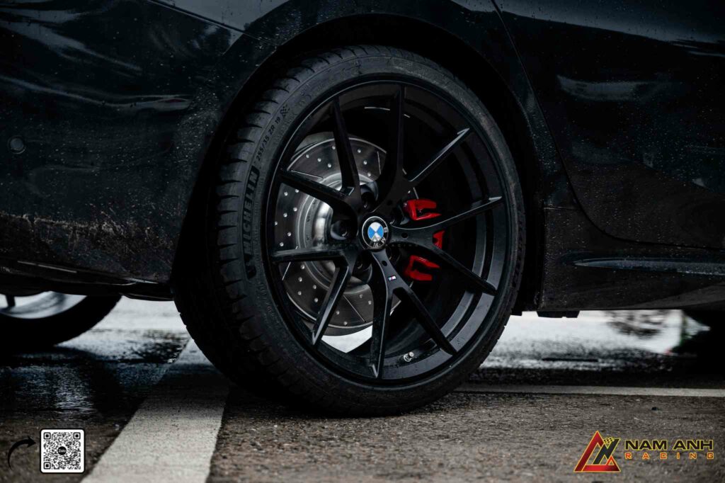 Chất liệu hợp kim cao cấp giúp giảm trọng lượng mà vẫn đảm bảo độ bền tiêu chuẩn BMW.