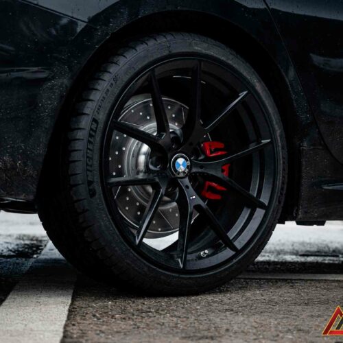 Chất liệu hợp kim cao cấp giúp giảm trọng lượng mà vẫn đảm bảo độ bền tiêu chuẩn BMW.