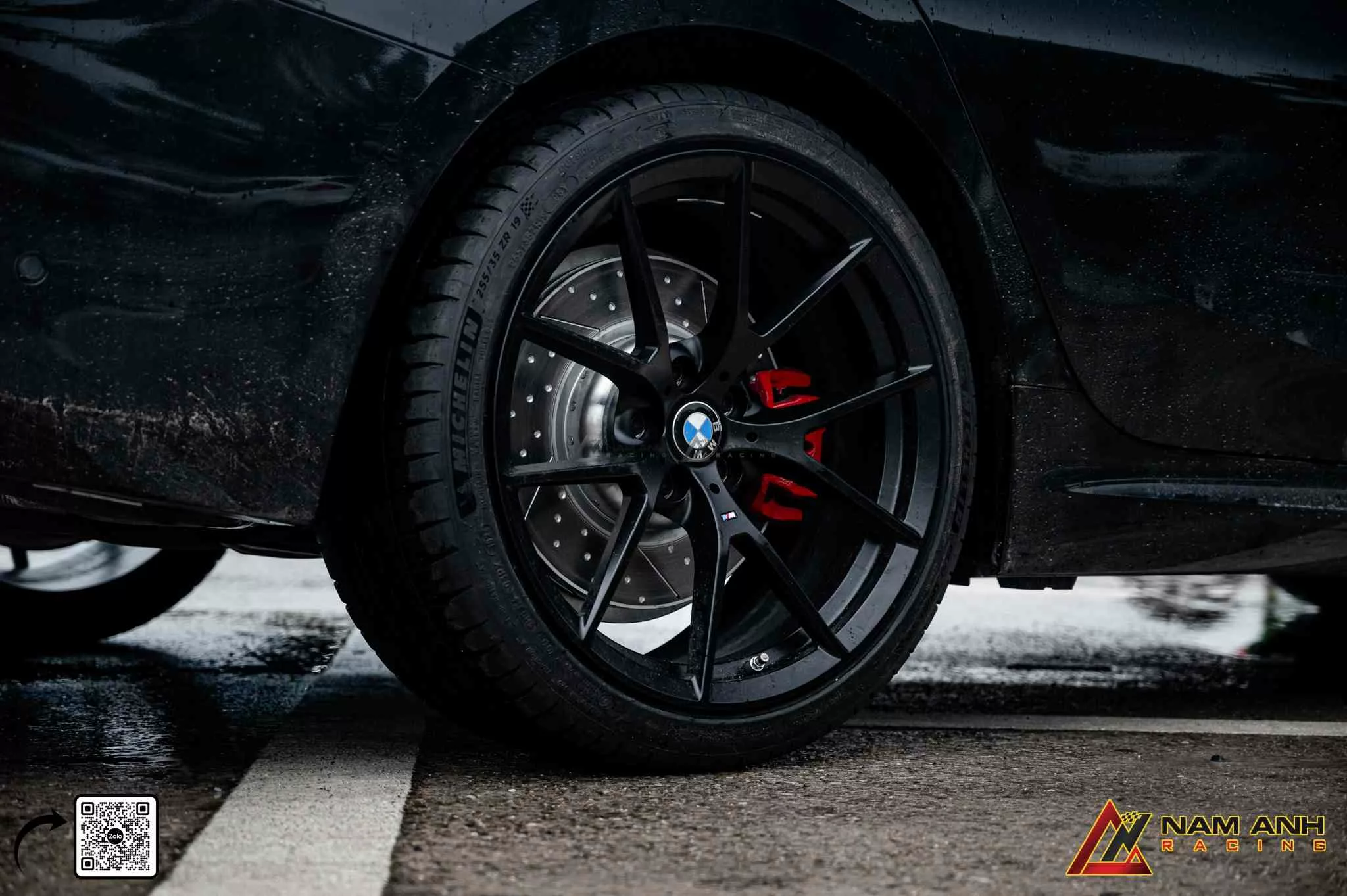 Chất liệu hợp kim cao cấp giúp giảm trọng lượng mà vẫn đảm bảo độ bền tiêu chuẩn BMW.