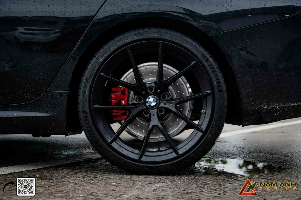 Phối cùng phanh M và bodykit giúp tổng thể M340i trở nên liền lạc và đầy uy lực.