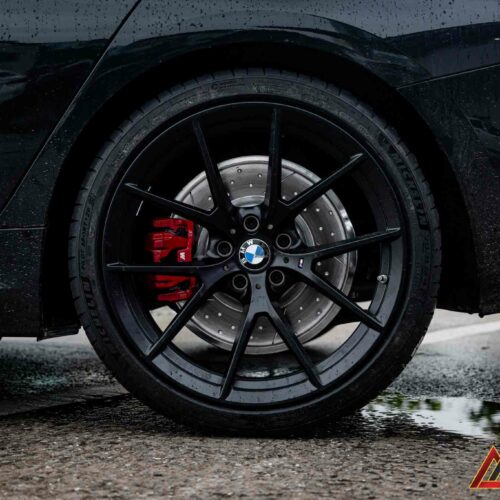 Phối cùng phanh M và bodykit giúp tổng thể M340i trở nên liền lạc và đầy uy lực.