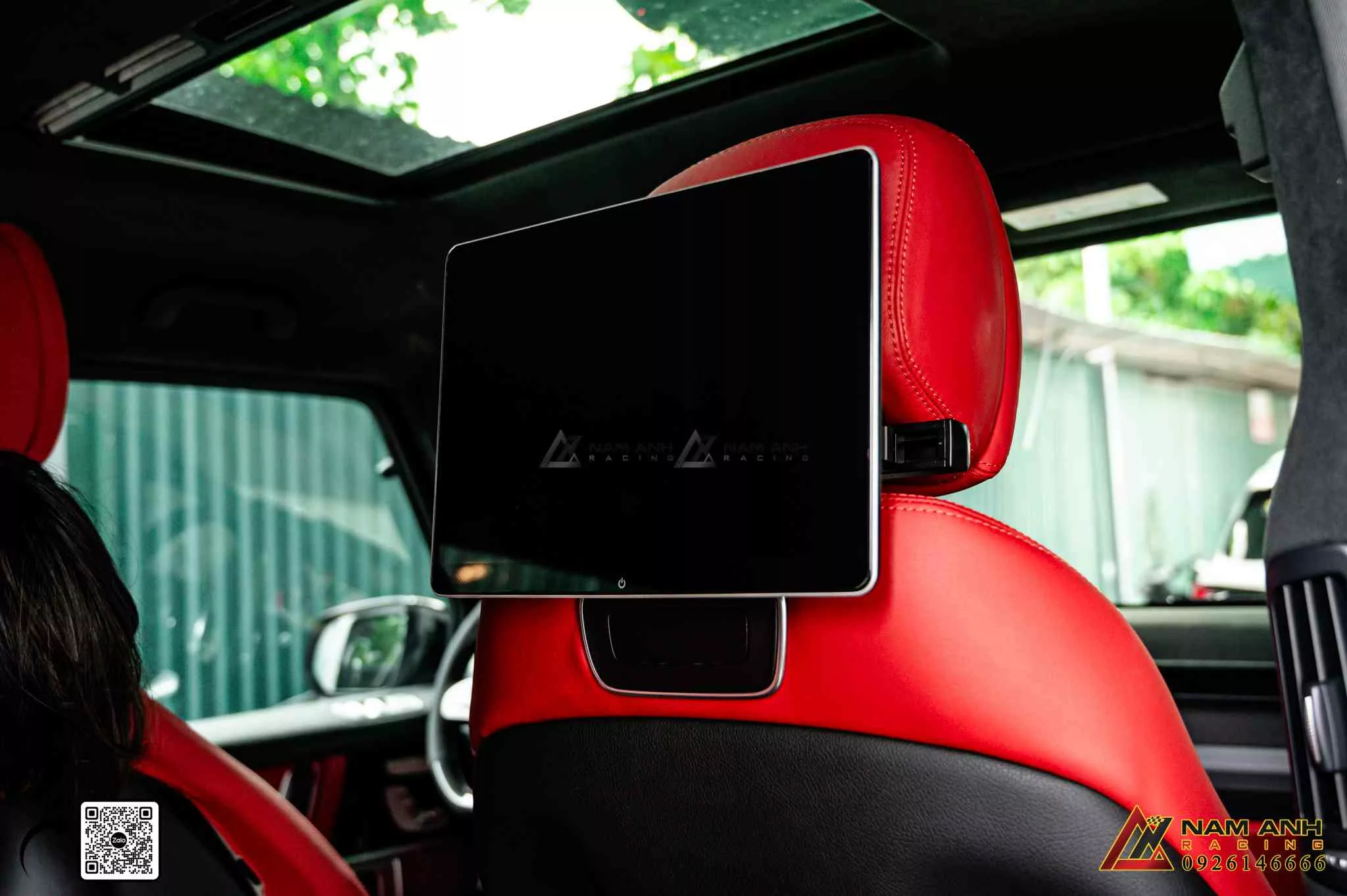 Trải nghiệm đa phương tiện tiện ích cho G-Class với màn hình sau