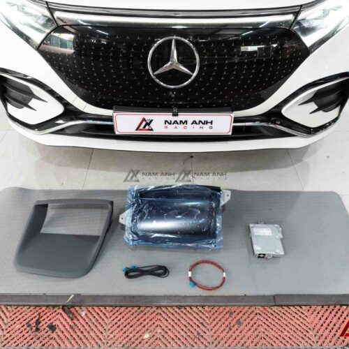 Head-Up Display Mercedes EQS hiển thị tốc độ và chỉ đường