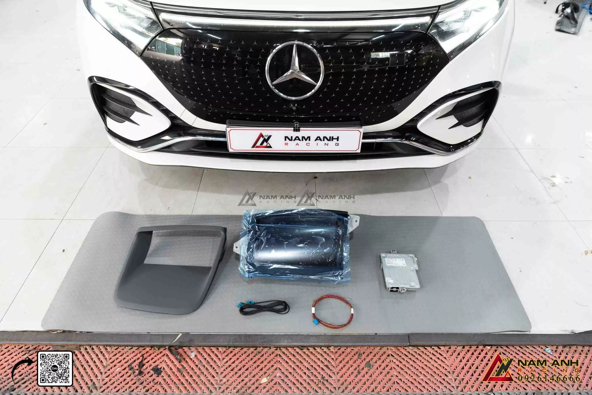 Head-Up Display Mercedes EQS hiển thị tốc độ và chỉ đường