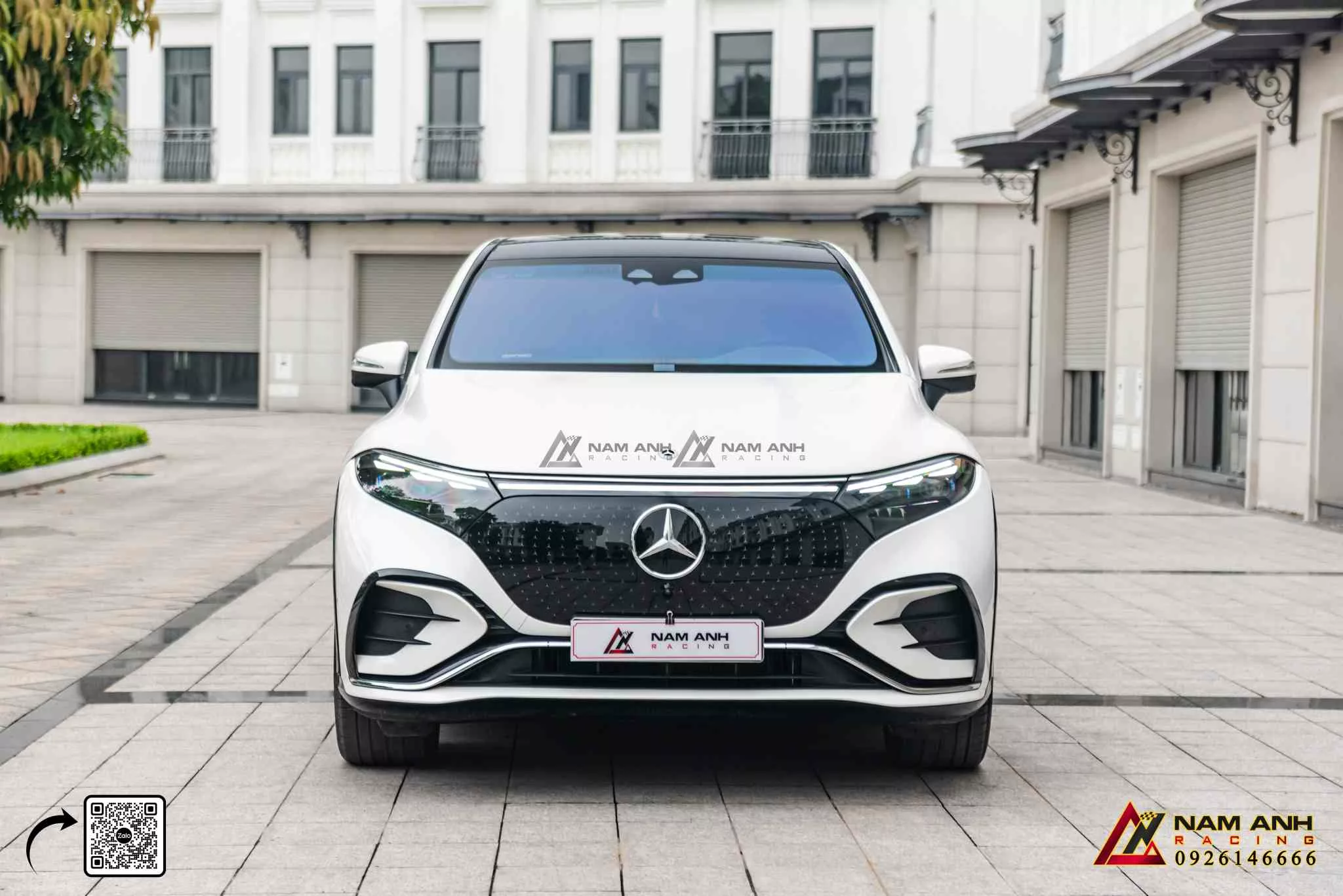 Giao diện HUD sắc nét, hiển thị thông tin ngay trên kính lái EQS