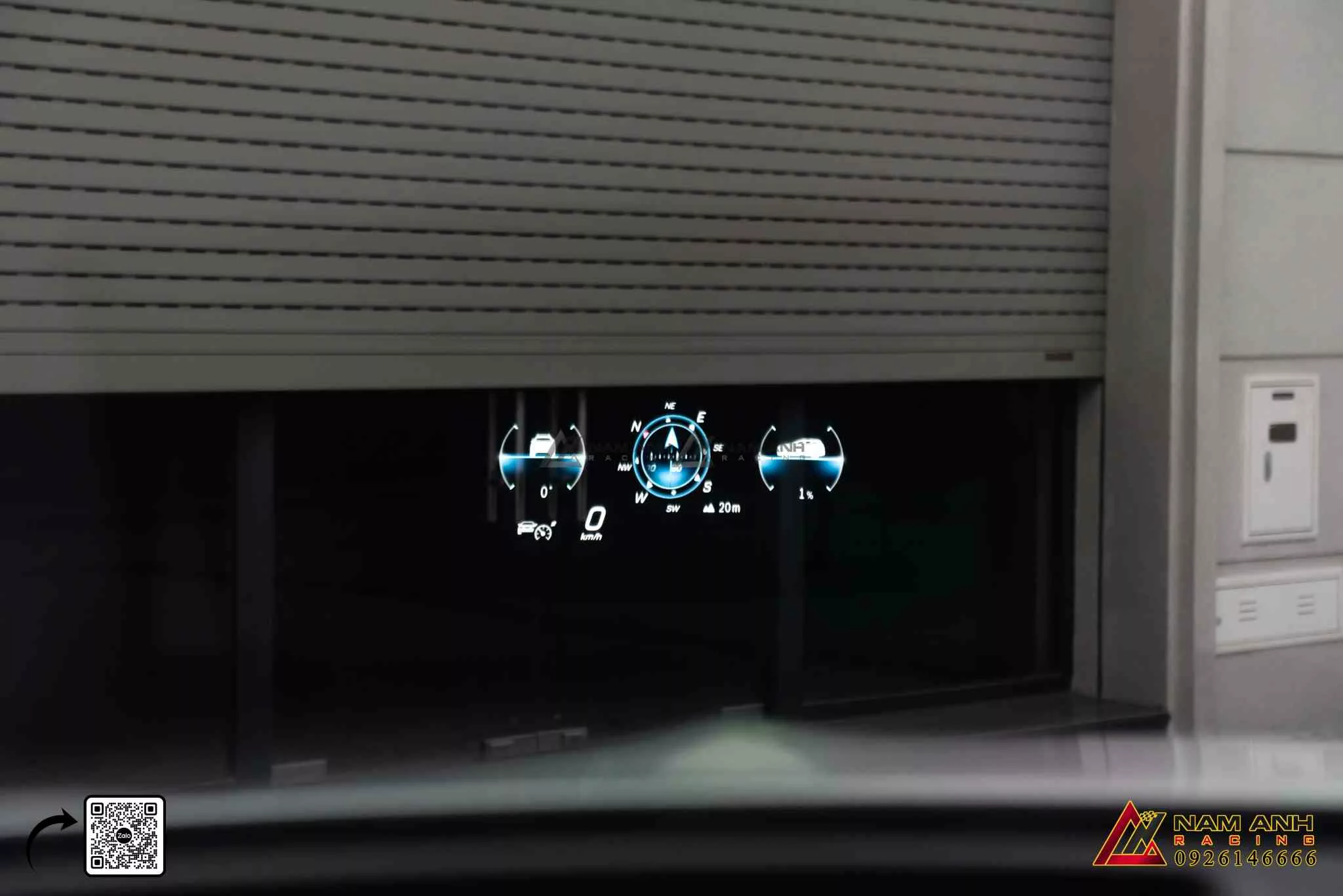 Head-Up Display hỗ trợ giữ làn đường và cảnh báo nguy hiểm