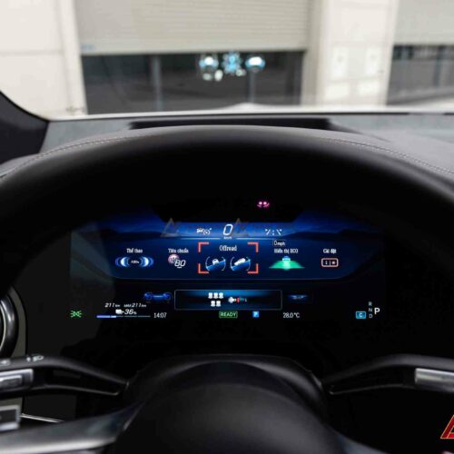 Trải nghiệm lái EQS hiện đại với HUD hiển thị đa thông tin