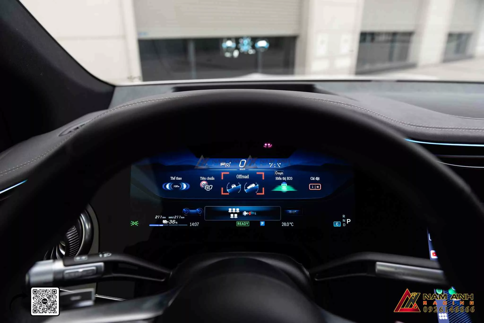 Trải nghiệm lái EQS hiện đại với HUD hiển thị đa thông tin