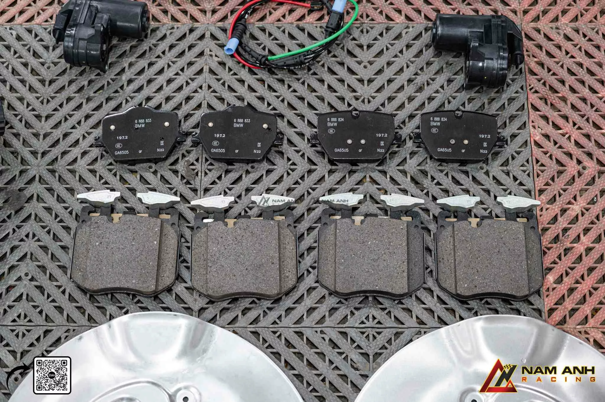 Không chỉ tăng hiệu quả hãm tốc, bộ phanh M còn hoàn thiện diện mạo thể thao đặc trưng của dòng xe BMW.