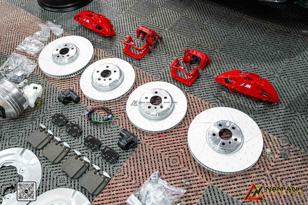 Cấu trúc đĩa phanh dạng thông gió kết hợp kẹp phanh hiệu năng cao mang đến khả năng tản nhiệt vượt trội.