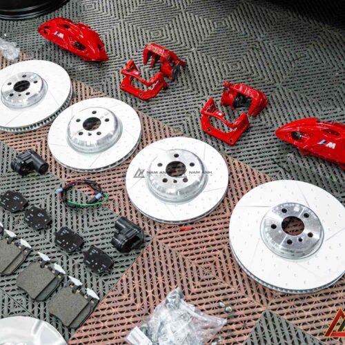 Cấu trúc đĩa phanh dạng thông gió kết hợp kẹp phanh hiệu năng cao mang đến khả năng tản nhiệt vượt trội.