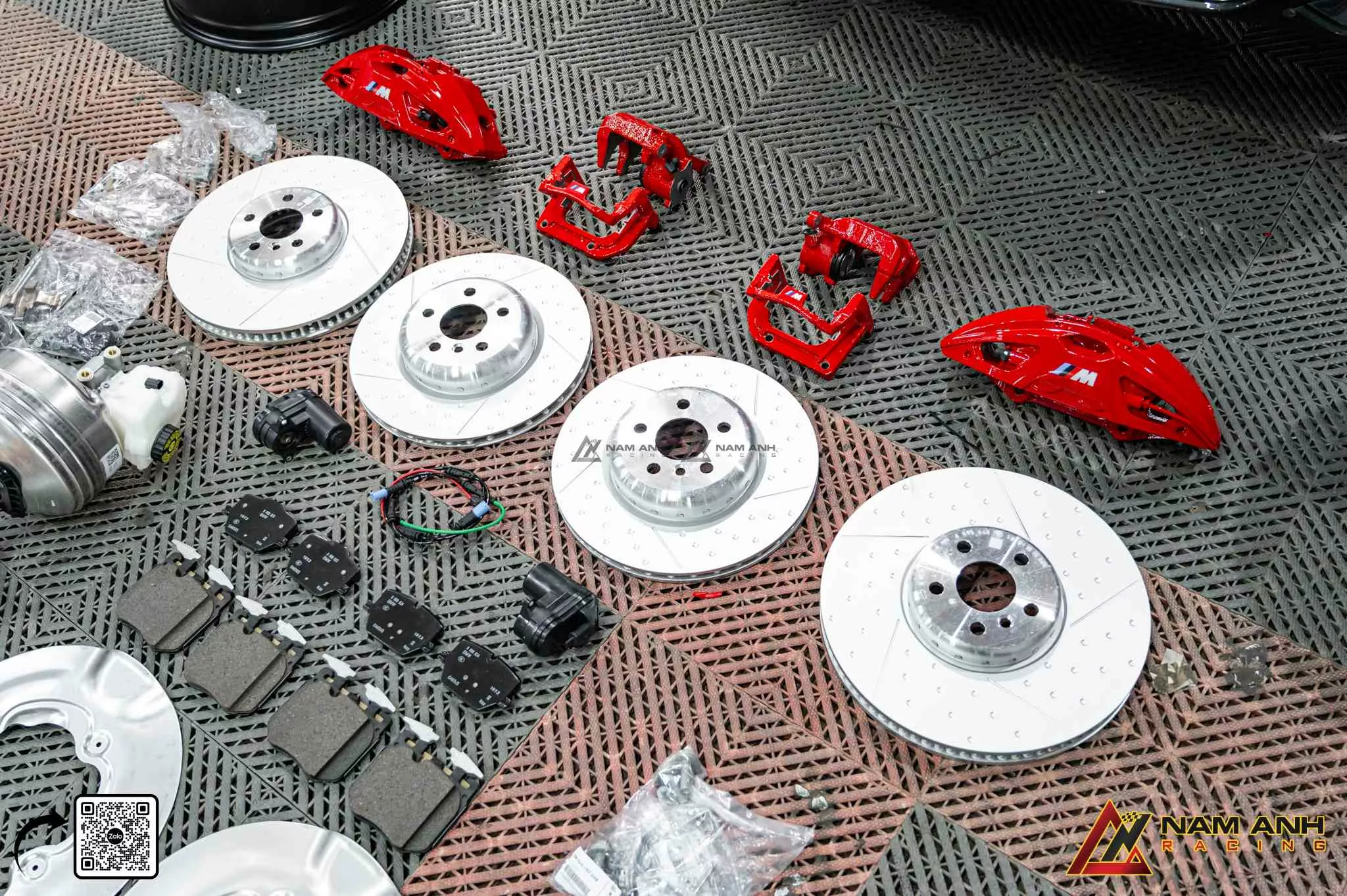 Cấu trúc đĩa phanh dạng thông gió kết hợp kẹp phanh hiệu năng cao mang đến khả năng tản nhiệt vượt trội.