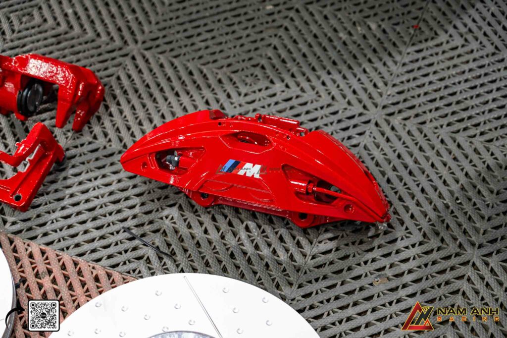 Bộ phanh chính hãng BMW M Performance giúp nâng cấp toàn diện cả hiệu năng và thẩm mỹ ngoại thất.