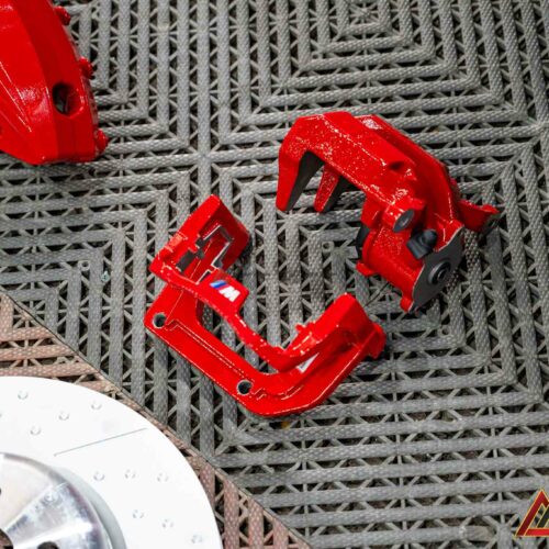 Khả năng kiểm soát lực phanh chính xác hơn giúp người lái yên tâm khi vào cua tốc độ cao hoặc dừng gấp.