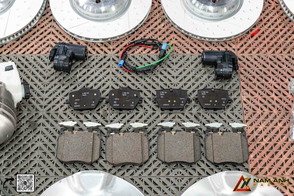 Hệ thống phanh M Performance là lựa chọn nâng cấp tiêu chuẩn cho các bản G20 LCI đề cao cảm giác lái thể thao.