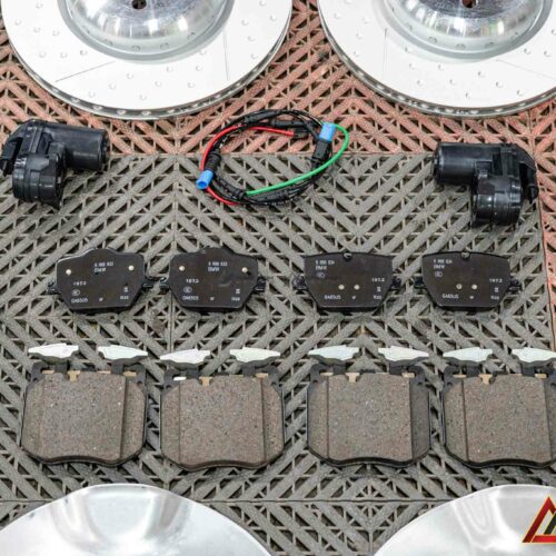 Hệ thống phanh M Performance là lựa chọn nâng cấp tiêu chuẩn cho các bản G20 LCI đề cao cảm giác lái thể thao.