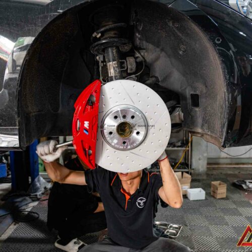 Màu sắc và hình khối của cùm phanh tạo nên sự hài hòa tuyệt đối với thiết kế mâm M thể thao.