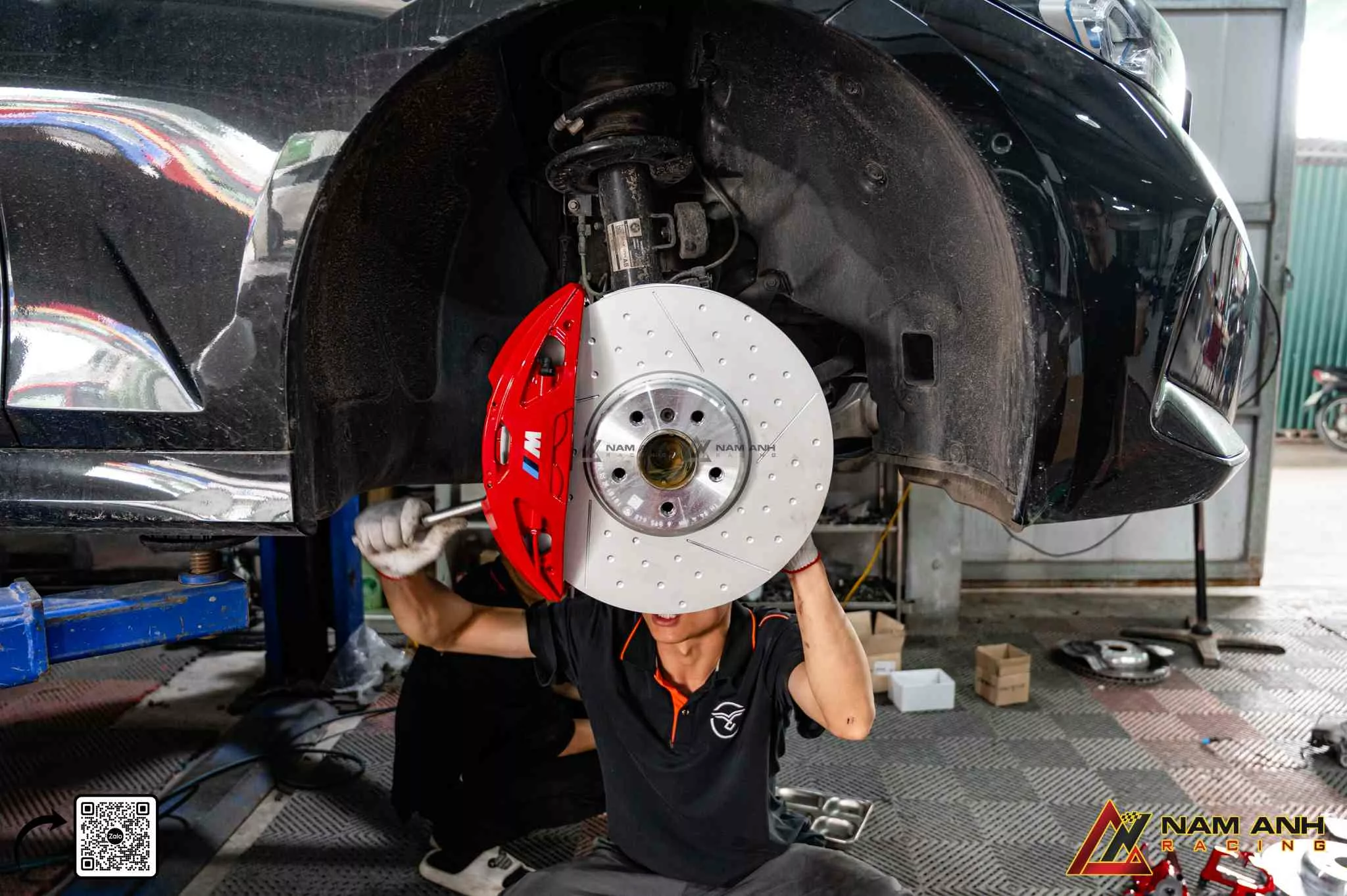 Màu sắc và hình khối của cùm phanh tạo nên sự hài hòa tuyệt đối với thiết kế mâm M thể thao.