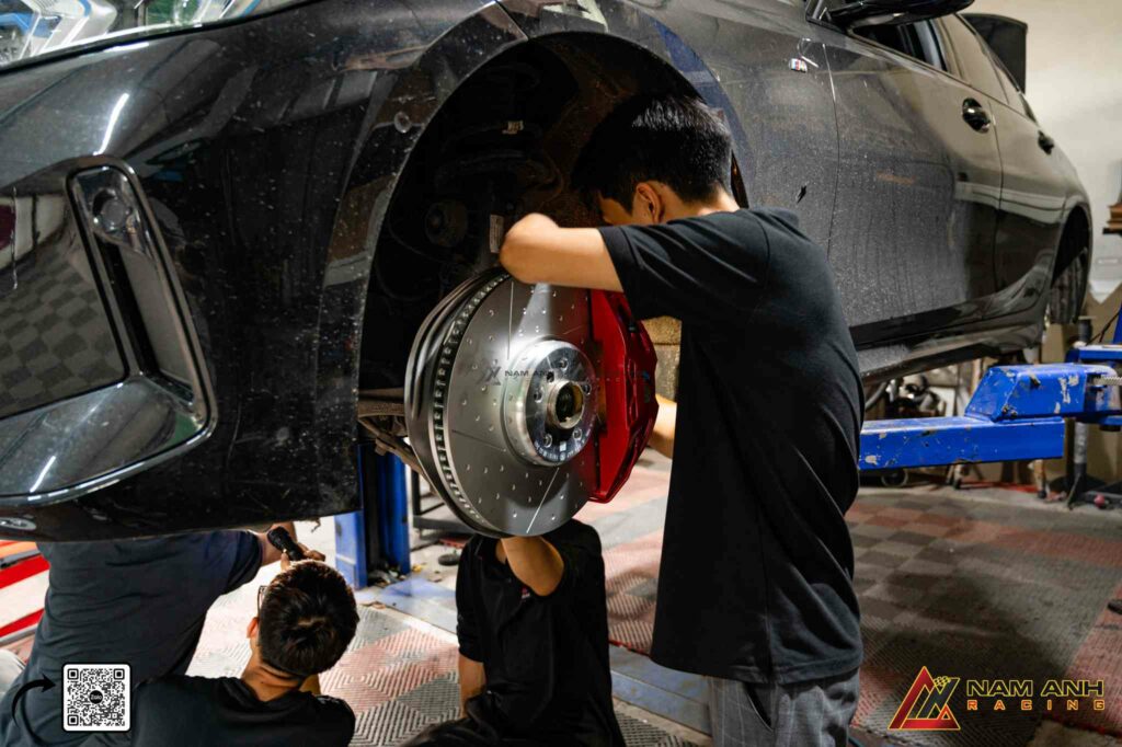 Phanh M Performance là chi tiết đáng giá, xứng đáng có mặt trên mọi bản độ G20 LCI cao cấp.