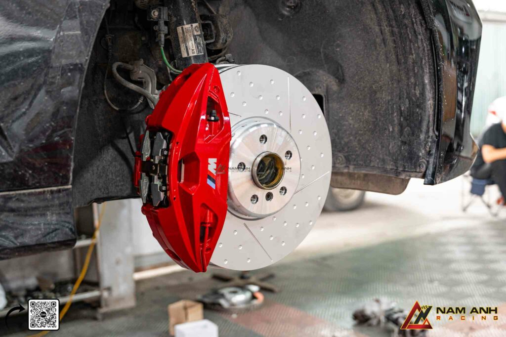 Sự khác biệt bắt đầu từ từng cú đạp phanh – và M Performance mang lại độ phản hồi sắc nét rõ ràng.