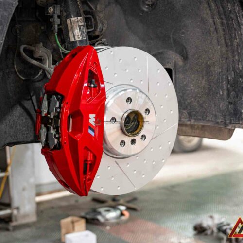 Sự khác biệt bắt đầu từ từng cú đạp phanh – và M Performance mang lại độ phản hồi sắc nét rõ ràng.