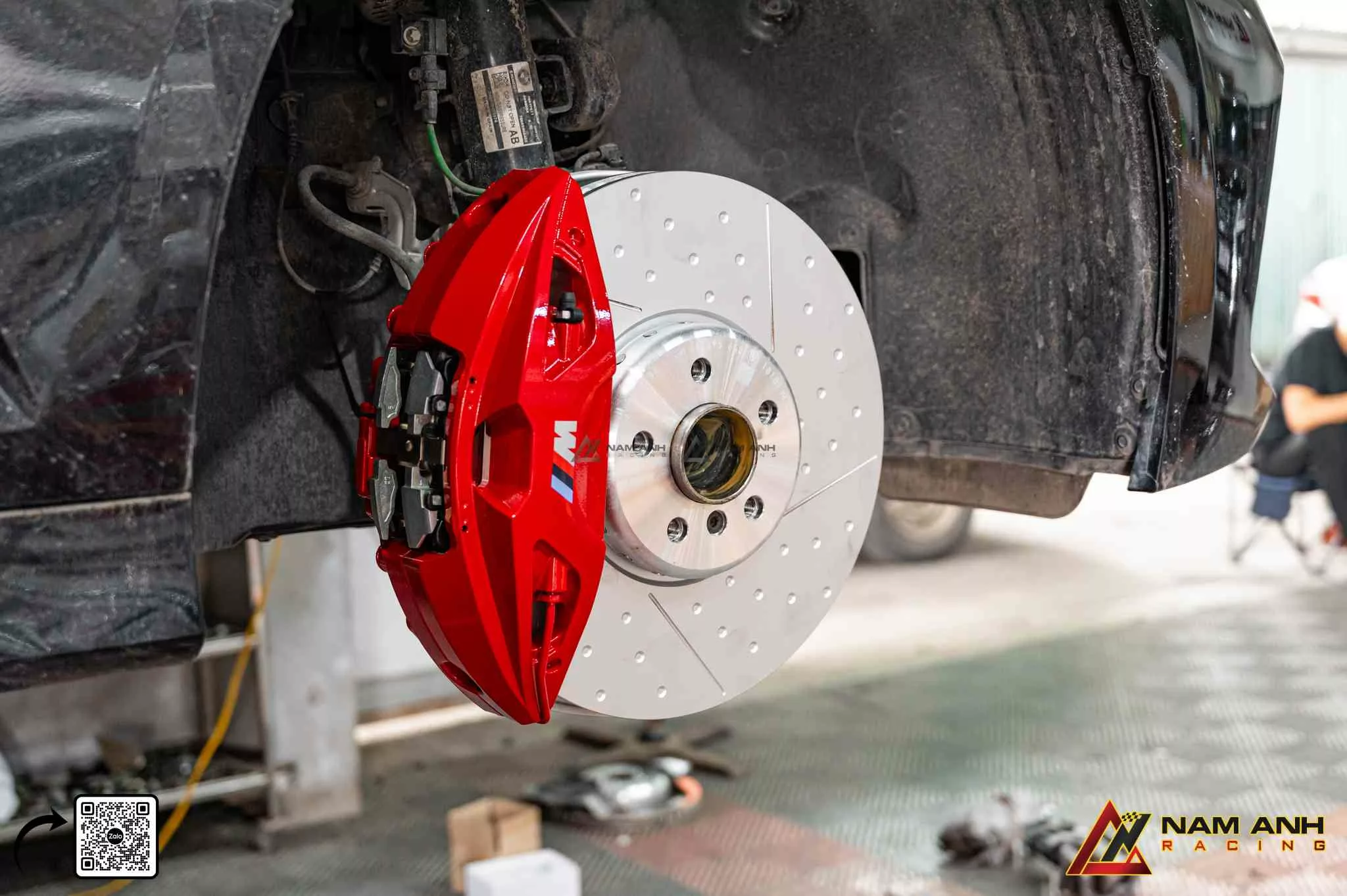 Sự khác biệt bắt đầu từ từng cú đạp phanh – và M Performance mang lại độ phản hồi sắc nét rõ ràng.