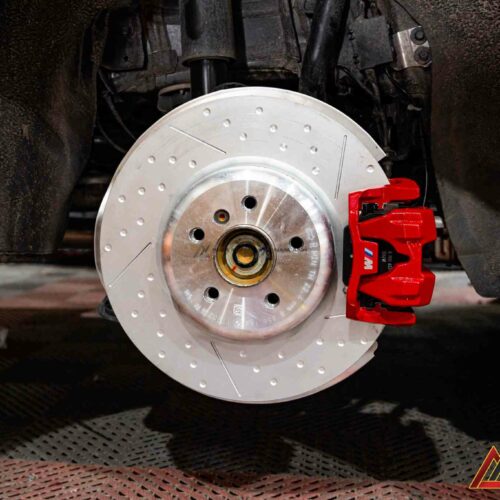 Đĩa phanh đục lỗ giúp tản nhiệt tốt hơn, giảm thiểu hiện tượng fading khi vận hành cường độ cao.