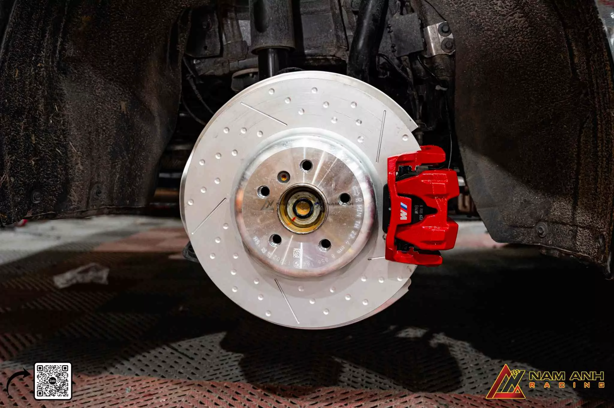 Đĩa phanh đục lỗ giúp tản nhiệt tốt hơn, giảm thiểu hiện tượng fading khi vận hành cường độ cao.