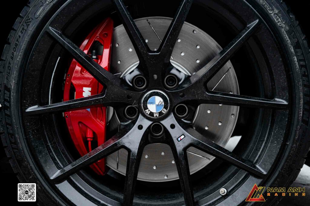 Phanh M Performance phù hợp cho người chơi xe yêu cầu cao về tốc độ và sự ổn định trong kiểm soát.